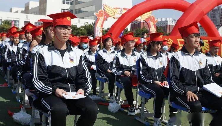 铁笼中的小鹿逃脱